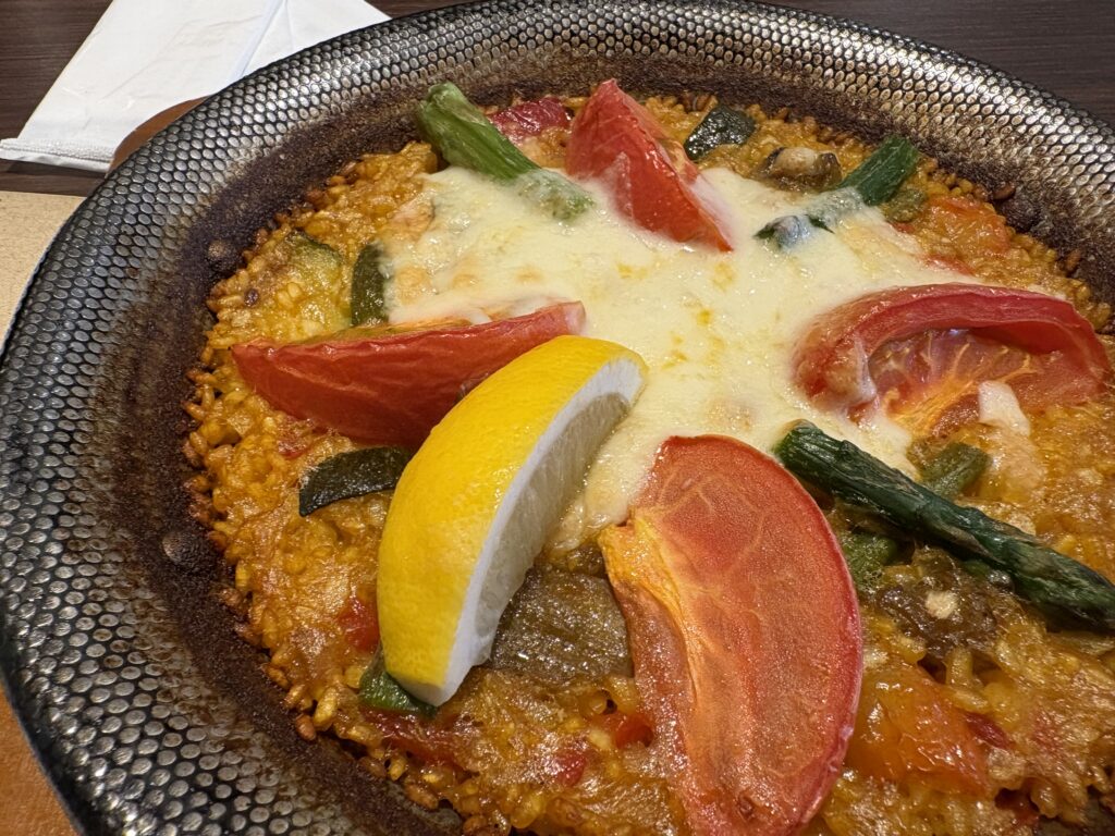 野菜とチーズのパエリア　筆者撮影