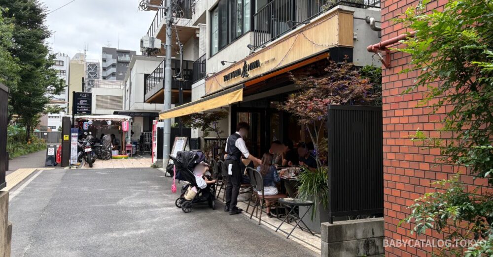 TRATTORIA 庭通りから見た風景_筆者撮影