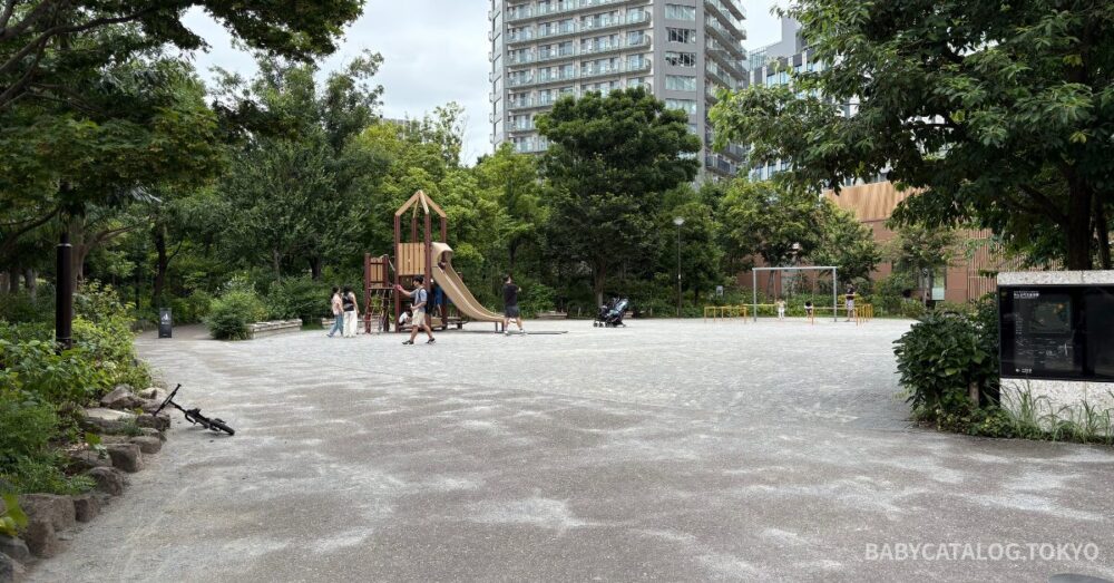 TRATTORIA 庭近くの公園_筆者撮影