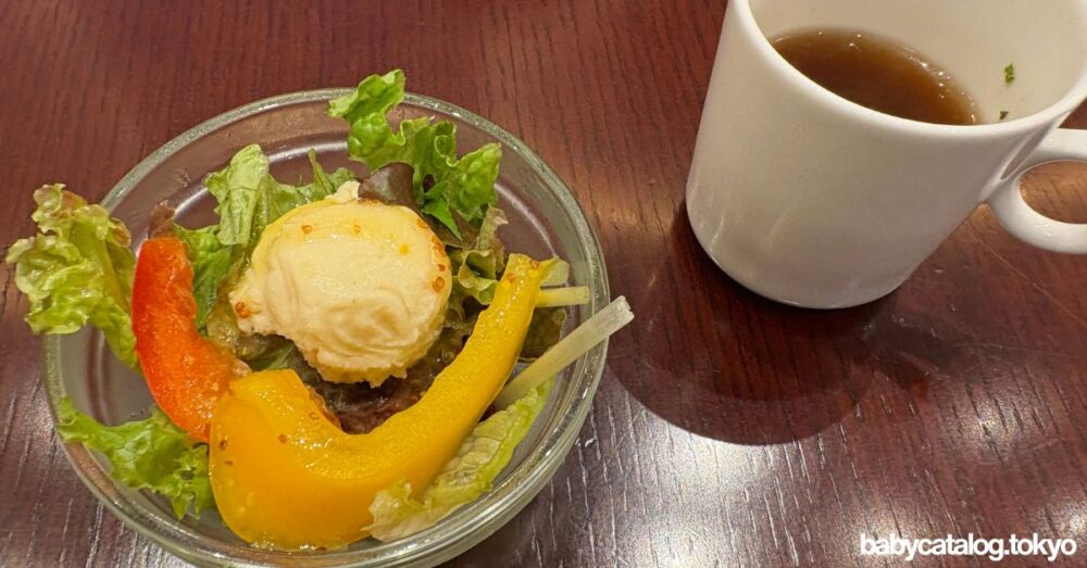 セットのサラダ、スープ(筆者撮影)