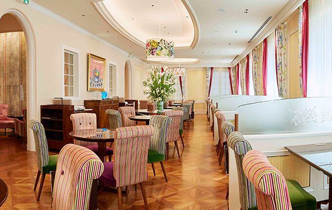 ROYAL CRYSTAL COFFEE 自由が丘店内