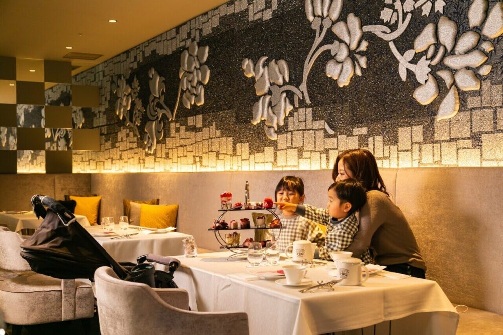 THE GRAND LOUNGE